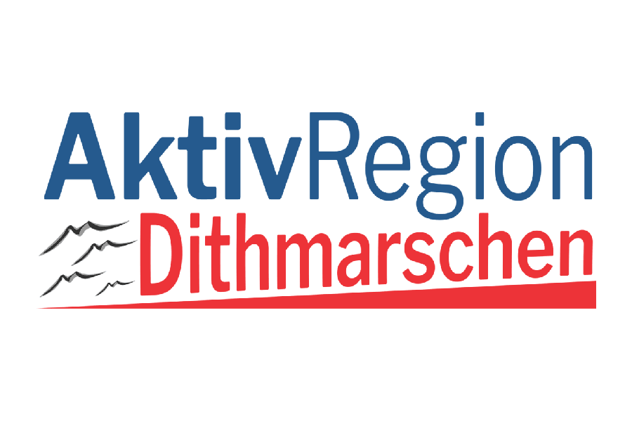 Hebbel Campus Foerderer Aktivregion Dithmarschen Das Bild zeigt das Logo der AktivRegion Dithmarschen. Der Schriftzug besteht aus "AktivRegion" in blauer und "Dithmarschen" in roter Farbe. Links darunter sind stilisierte Berge in Schwarz.
