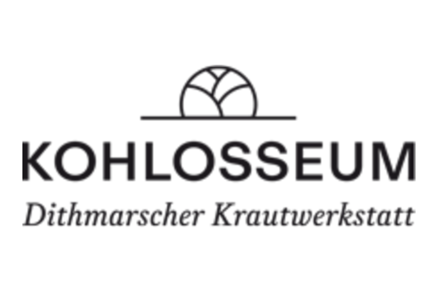 Hebbel Campus Partner Kohlosseum Logo Logo des Kohlosseum mit stilisiertem Kohlkopf darüber. Darunter steht der Text: "Dithmarscher Krautwerkstatt". Hintergrund ist transparent.