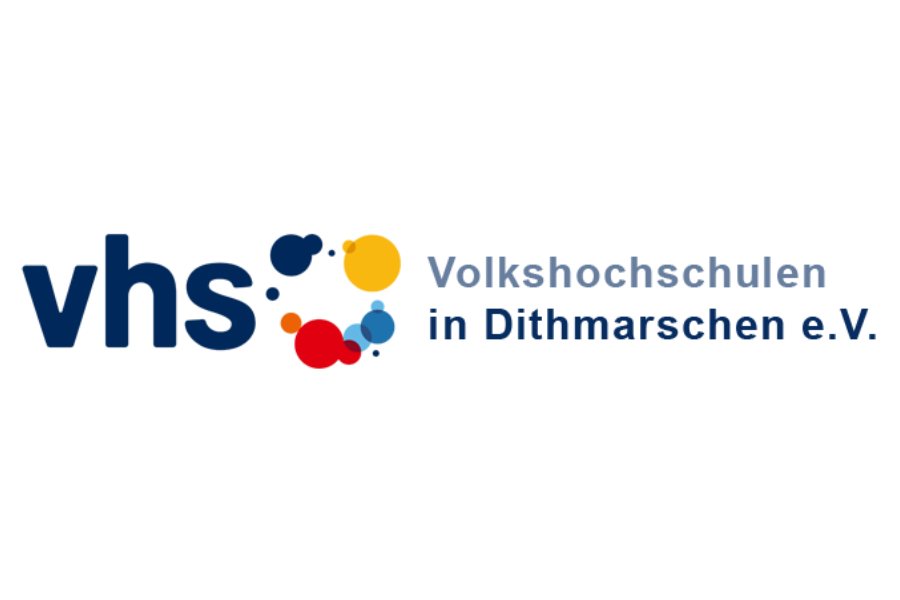 Hebbel Campus Partnervolkshochschulen Dithmarschen Logo der Volkshochschulen in Dithmarschen e.V. Links steht das blaue Kürzel „vhs“. Rechts davon ist ein bunter Kreis mit kleinen farbigen Punkten. Daneben steht in Blau der Name „Volkshochschulen in Dithmarschen e.V.“