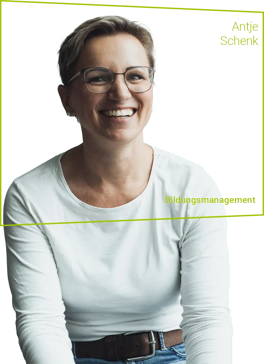 Hebbel Campus Team Antje Schenk 1 Eine lächelnde Person mit Brille und kurzen Haaren trägt ein weißes Oberteil und sitzt vor einem neutralen Hintergrund. Oben rechts steht "Antje Schenk", unten rechts "Bildungsmanagement".