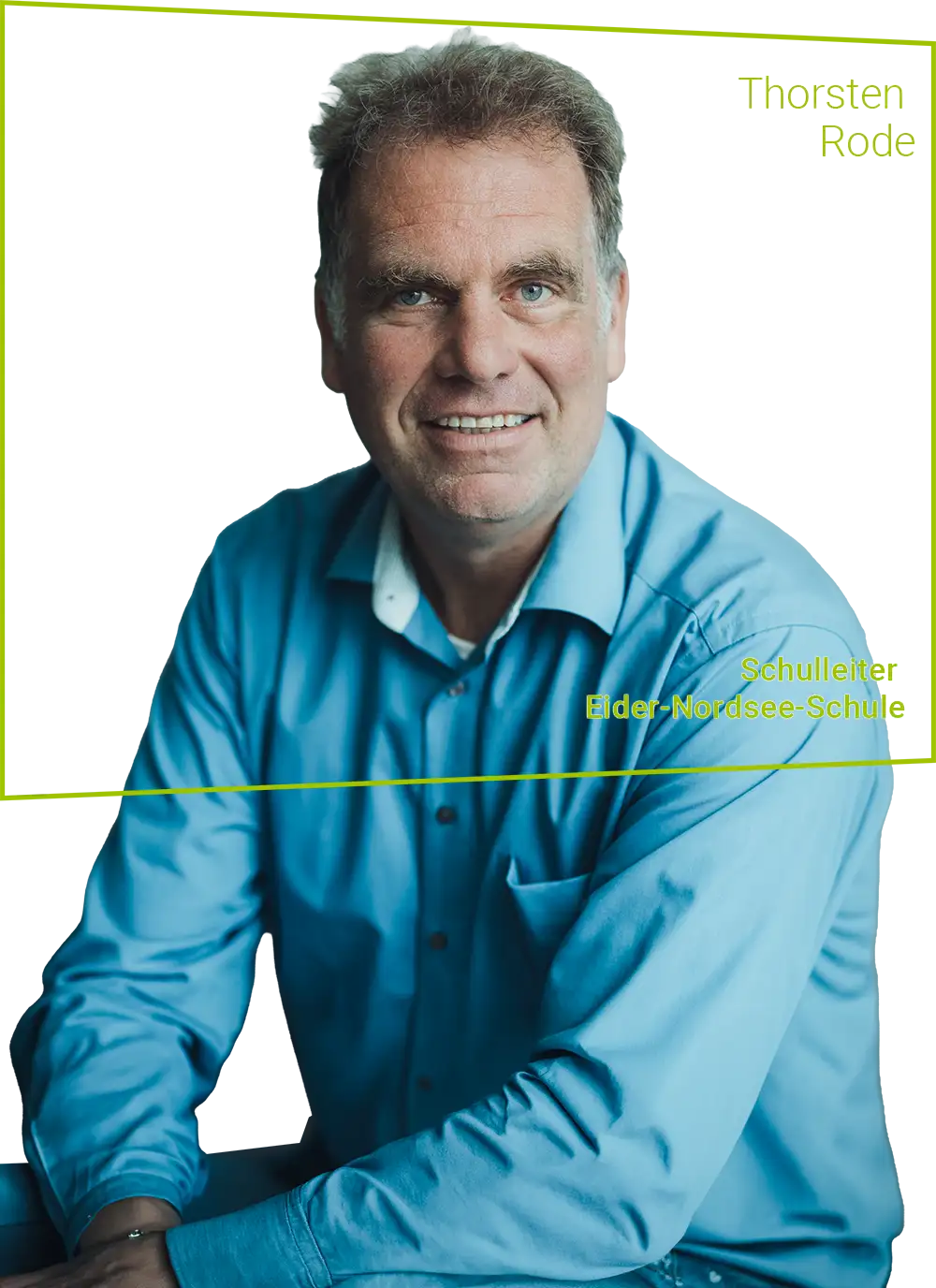 Hebbel Campus Team Thorsten Rode Ein Mann mit grauem Haar trägt ein blaues Hemd und lächelt in die Kamera. Im Bild sind der Name "Thorsten Rode" und die Bezeichnung "Schulleiter Eider-Nordsee-Schule" zu sehen. Der Hintergrund ist verschwommen.